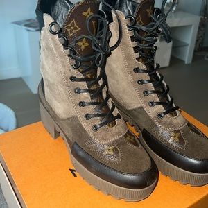 LV WOMENS DESERT BOOT.